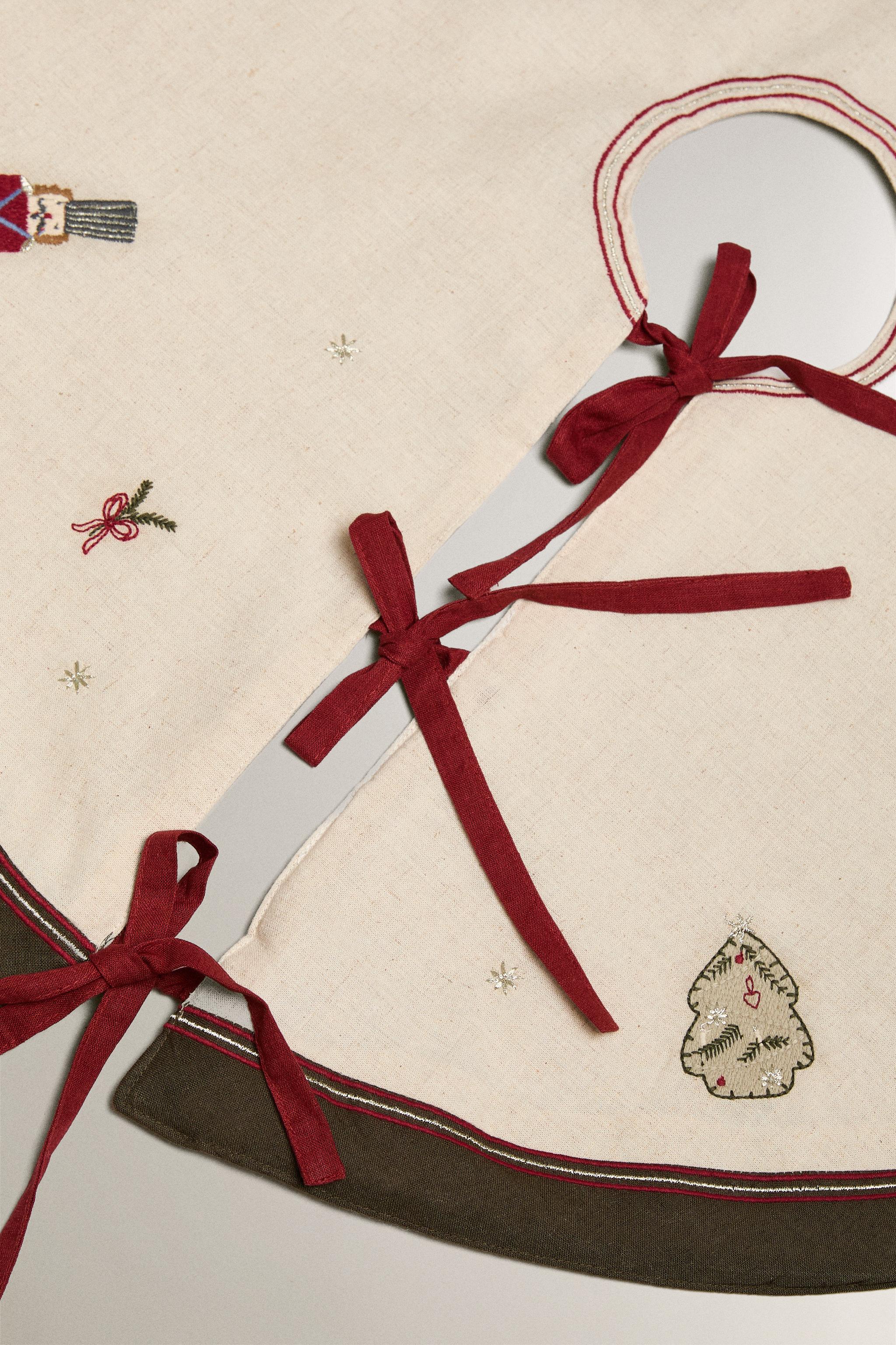 DECORATIVE EMBROIDERED CHRISTMAS TREE SKIRT